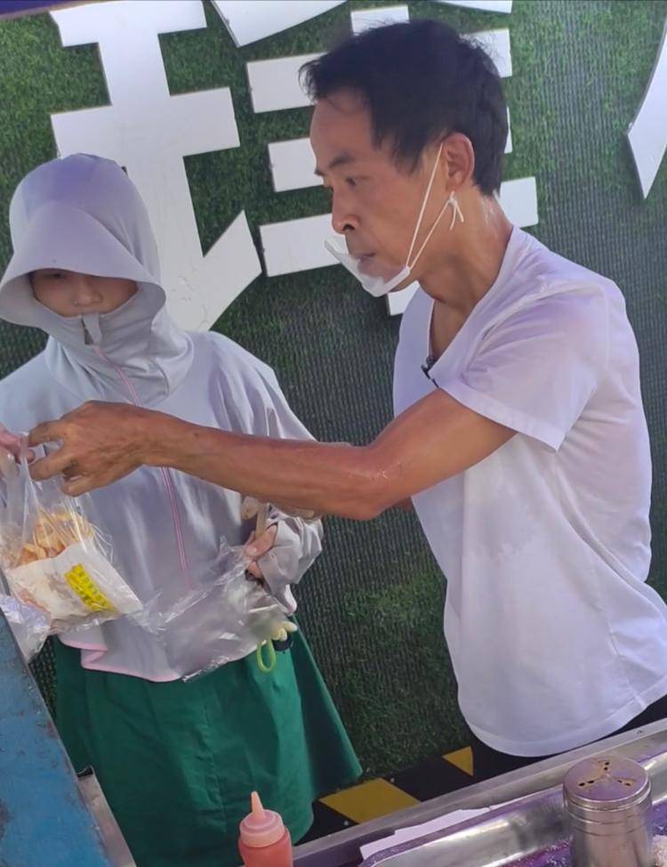 揭秘“鸡排哥”和“鸡排家族”：没火前他免费教亲戚炸鸡摆摊<strong></p>
<p>安币网</strong>，走红后亲戚都来帮忙打下手