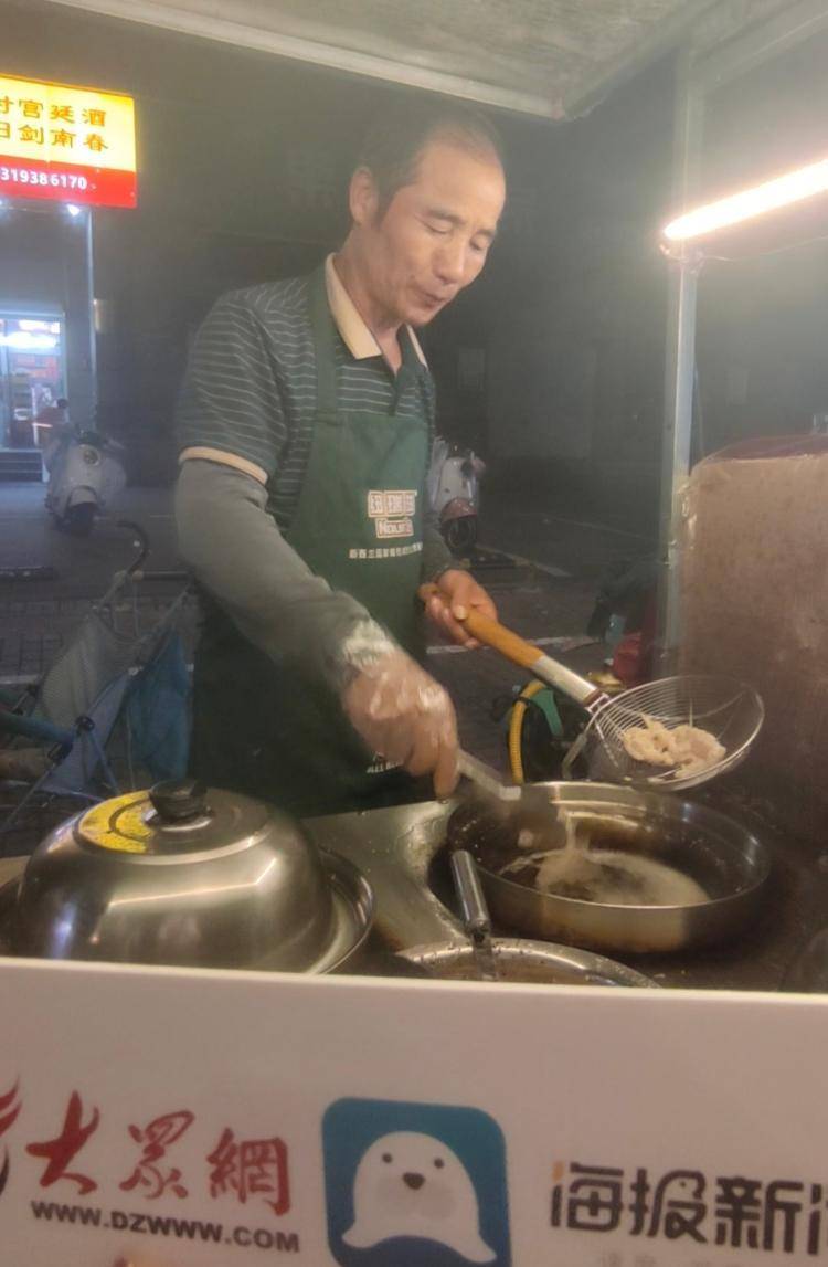 揭秘“鸡排哥”和“鸡排家族”：没火前他免费教亲戚炸鸡摆摊<strong></p>
<p>安币网</strong>，走红后亲戚都来帮忙打下手