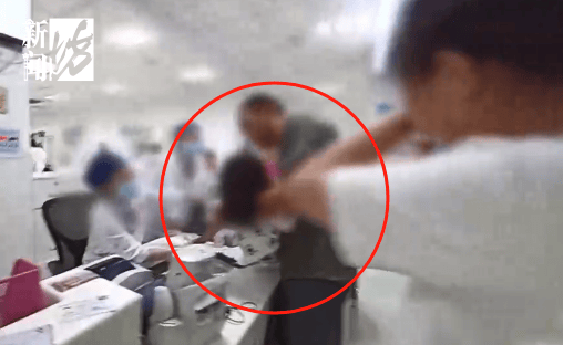 事发上海晚高峰！汹涌车流中<strong></p>
<p>寰球币乐</strong>，一男子绝望跳车，直奔民警而去……