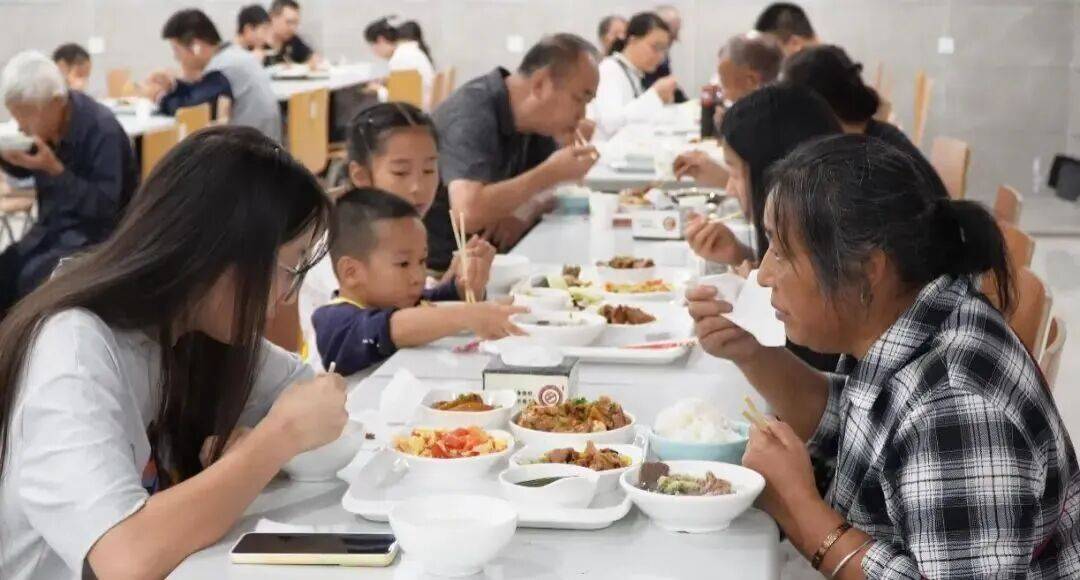 “一中午吃了550斤米”！多地政府机关食堂国庆开放<strong></p>
<p>币口袋</strong>，游客：3个人点9个菜只要58元