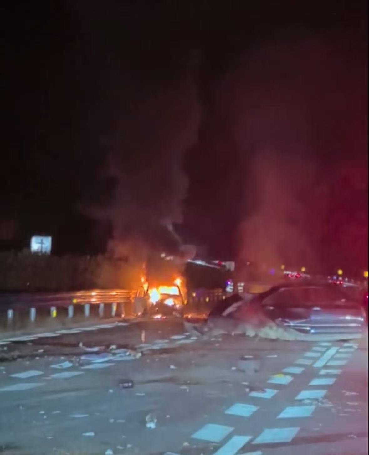 玉林多车连撞起火致2死3伤<strong></p>
<p>币币机</strong>,亲属:堂哥一家去旅游出事,两名女儿遇难,堂嫂烧伤严重