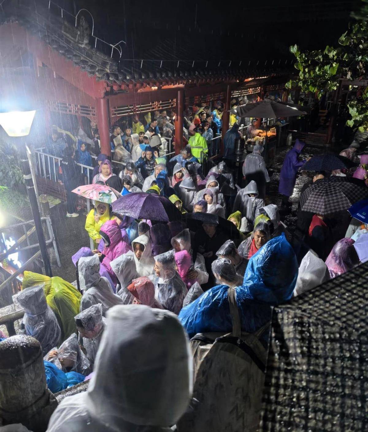 华山景区紧急关闭徒步线路!有游客称昨晚在北峰索道排队5小时<strong></p>
<p>币币机</strong>,将近午夜才下山