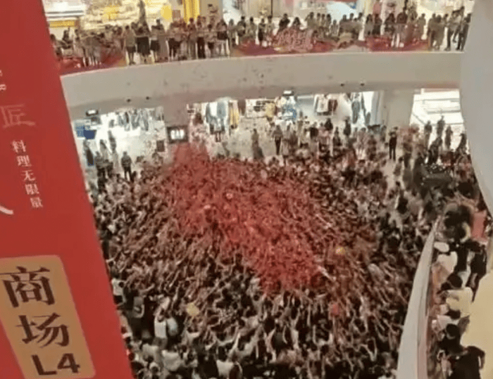 “天降红包雨”引发拥挤致顾客摔倒受伤<strong></p>
<p>币币机</strong>，三亚大悦城致歉