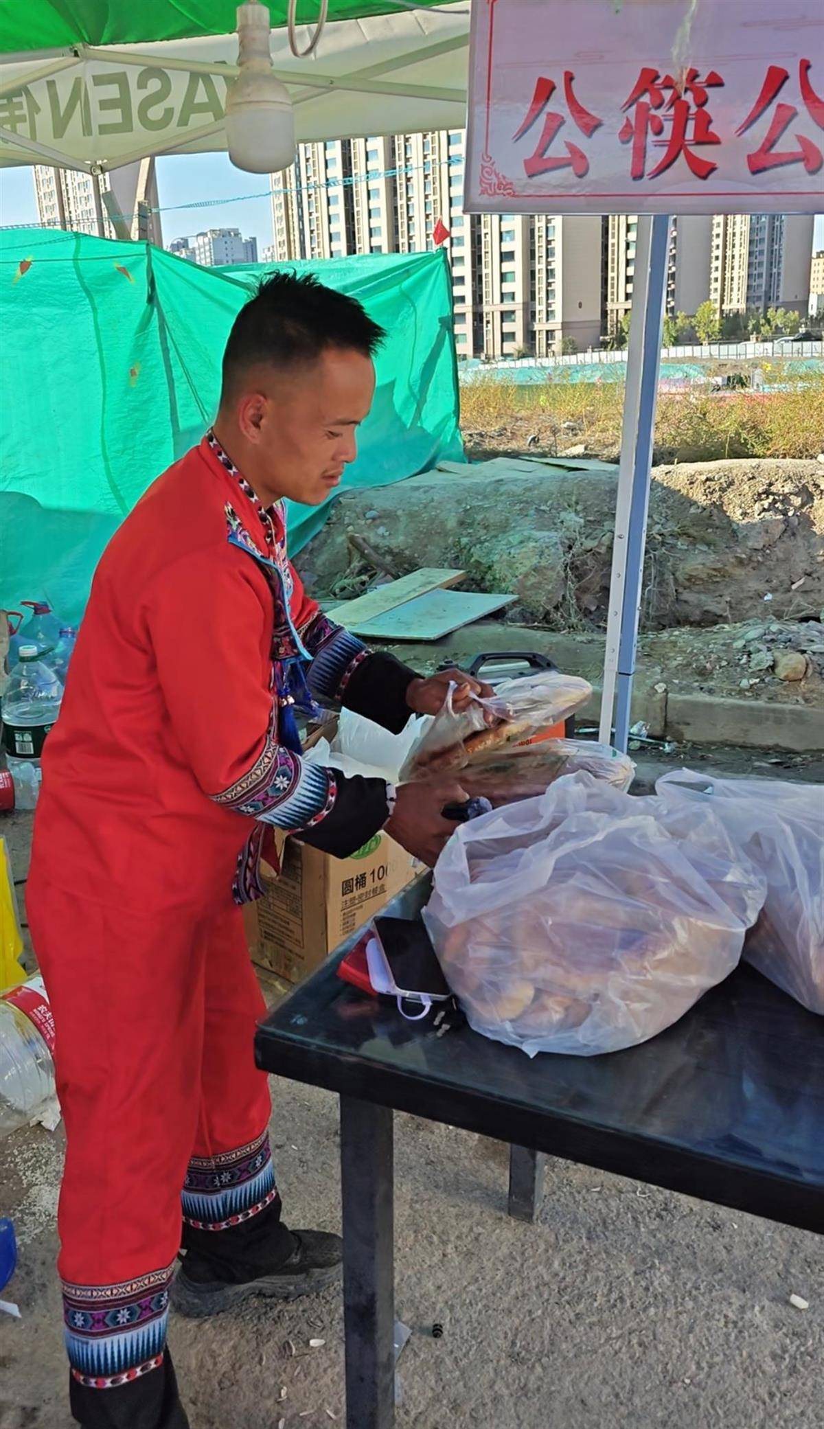 刀郎乌鲁木齐演唱会开唱<strong></p>
<p>币币机</strong>，场外有刀迷免费为大家提供伙食，民宿老板宣布：持演唱会门票免费入住