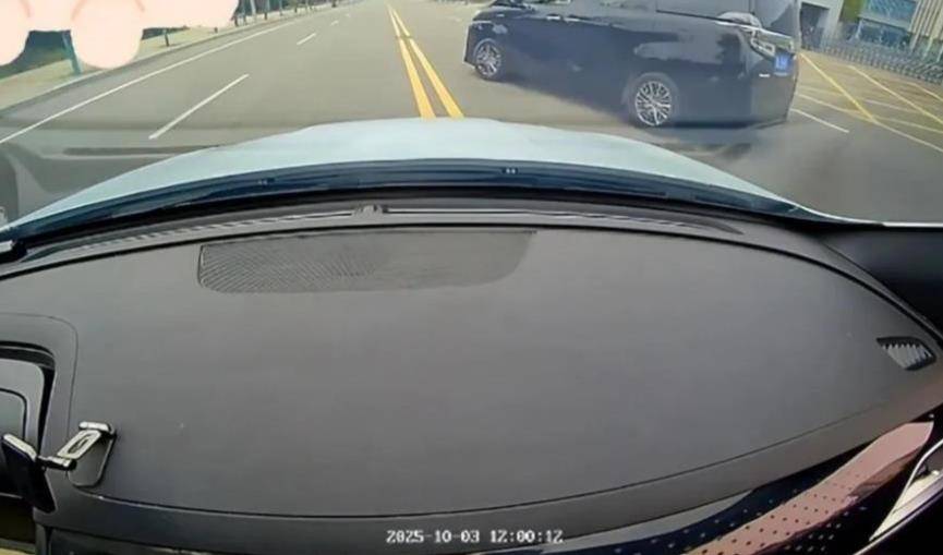 婚庆司机恶意别车后谎称自己是公安人员<strong></p>
<p>币仑</strong>,涉嫌危险驾驶罪被采取刑事强制措施,律师:或被判处拘役并罚款