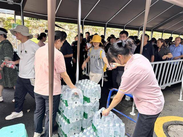 张家界国家森林公园连续3日达最高预约量<strong></p>
<p>币仑</strong>，景区给游客送姜茶和月饼