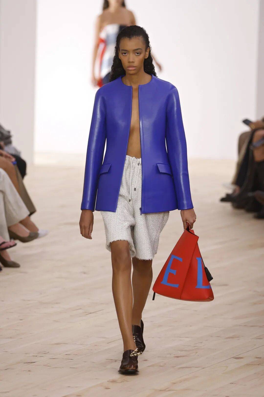 LOEWE新设计师首秀爆了<strong></p>
<p>币仑</strong>，新配色太撩人！