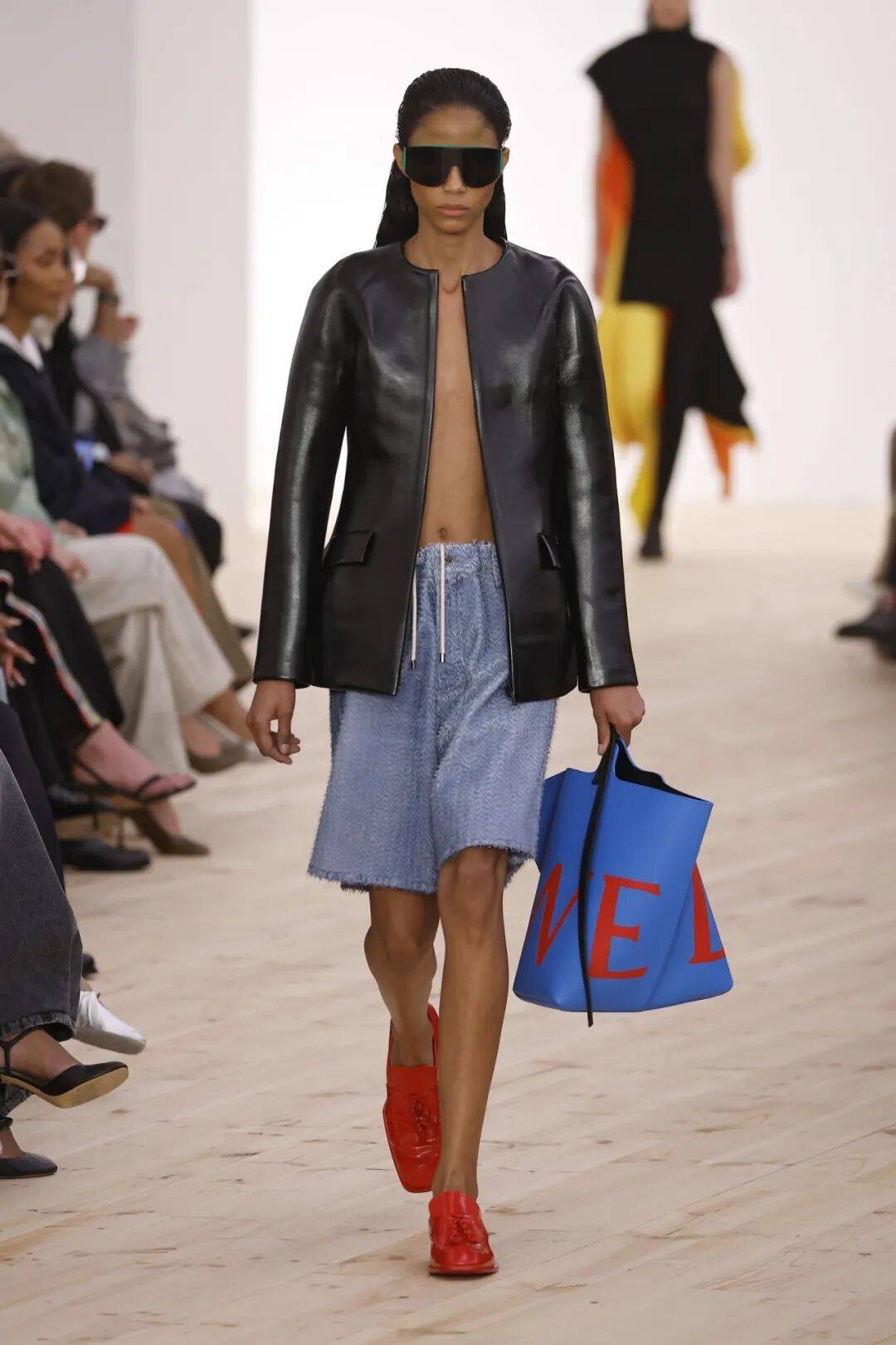 LOEWE新设计师首秀爆了<strong></p>
<p>币仑</strong>，新配色太撩人！