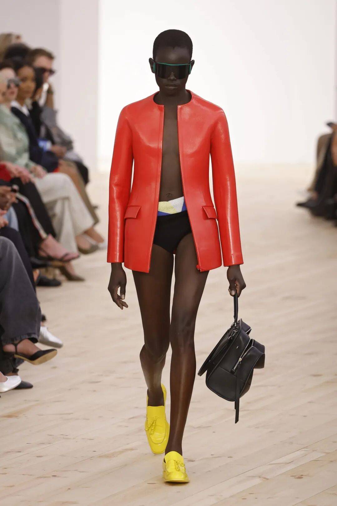 LOEWE新设计师首秀爆了<strong></p>
<p>币仑</strong>，新配色太撩人！