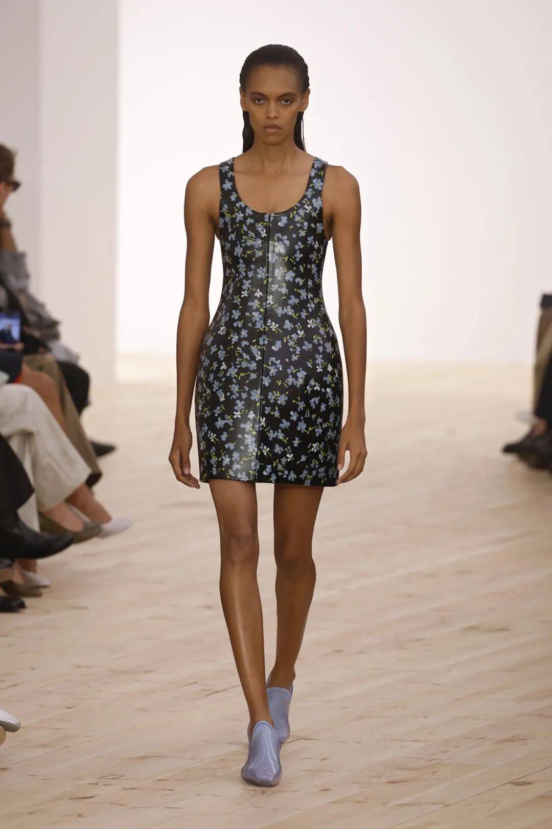 LOEWE新设计师首秀爆了<strong></p>
<p>币仑</strong>，新配色太撩人！