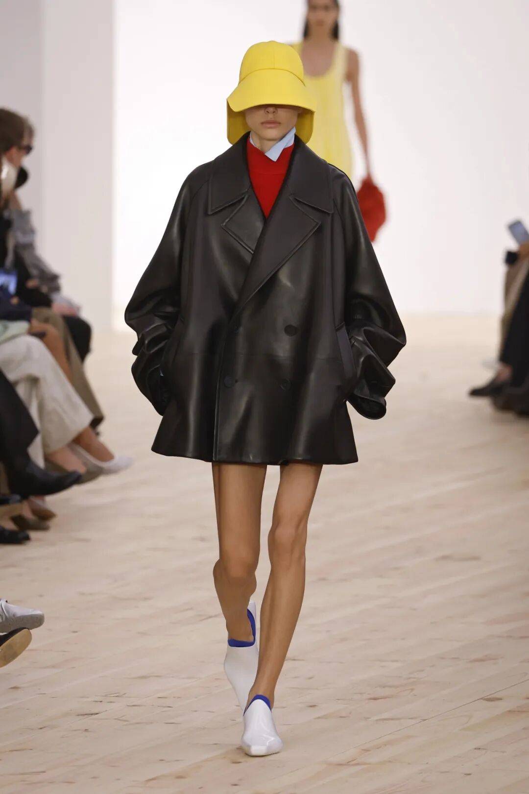 LOEWE新设计师首秀爆了<strong></p>
<p>币仑</strong>，新配色太撩人！