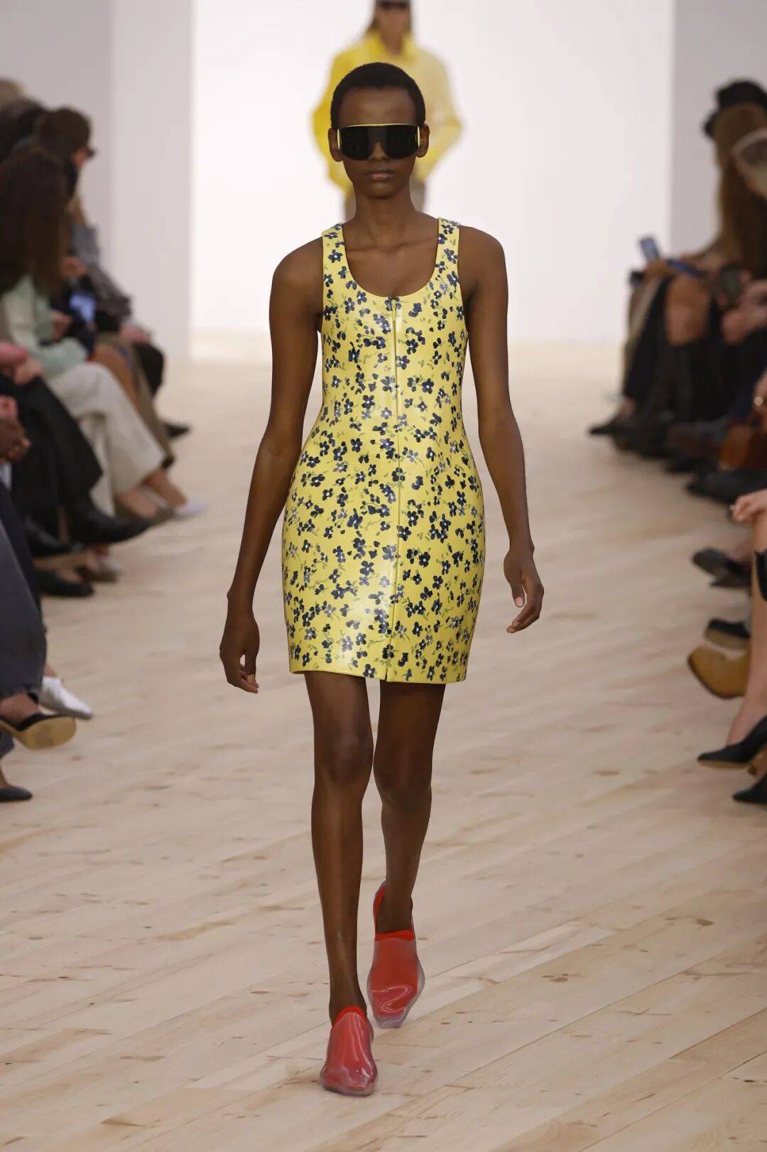 LOEWE新设计师首秀爆了<strong></p>
<p>币仑</strong>，新配色太撩人！