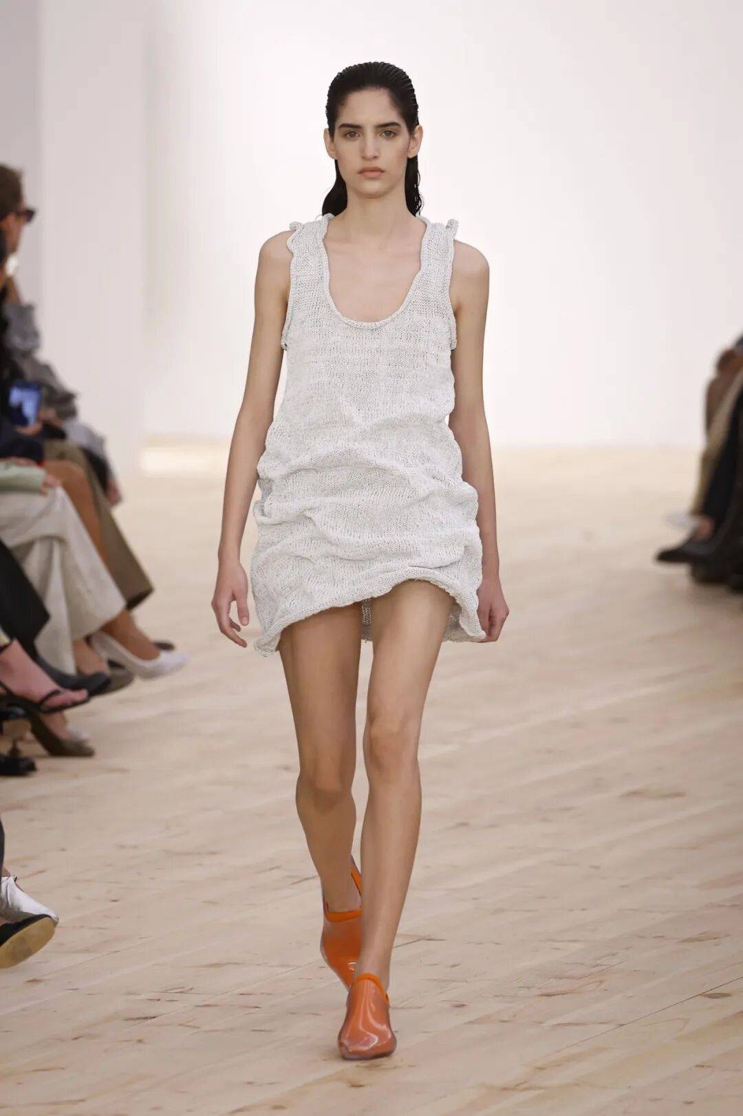 LOEWE新设计师首秀爆了<strong></p>
<p>币仑</strong>，新配色太撩人！