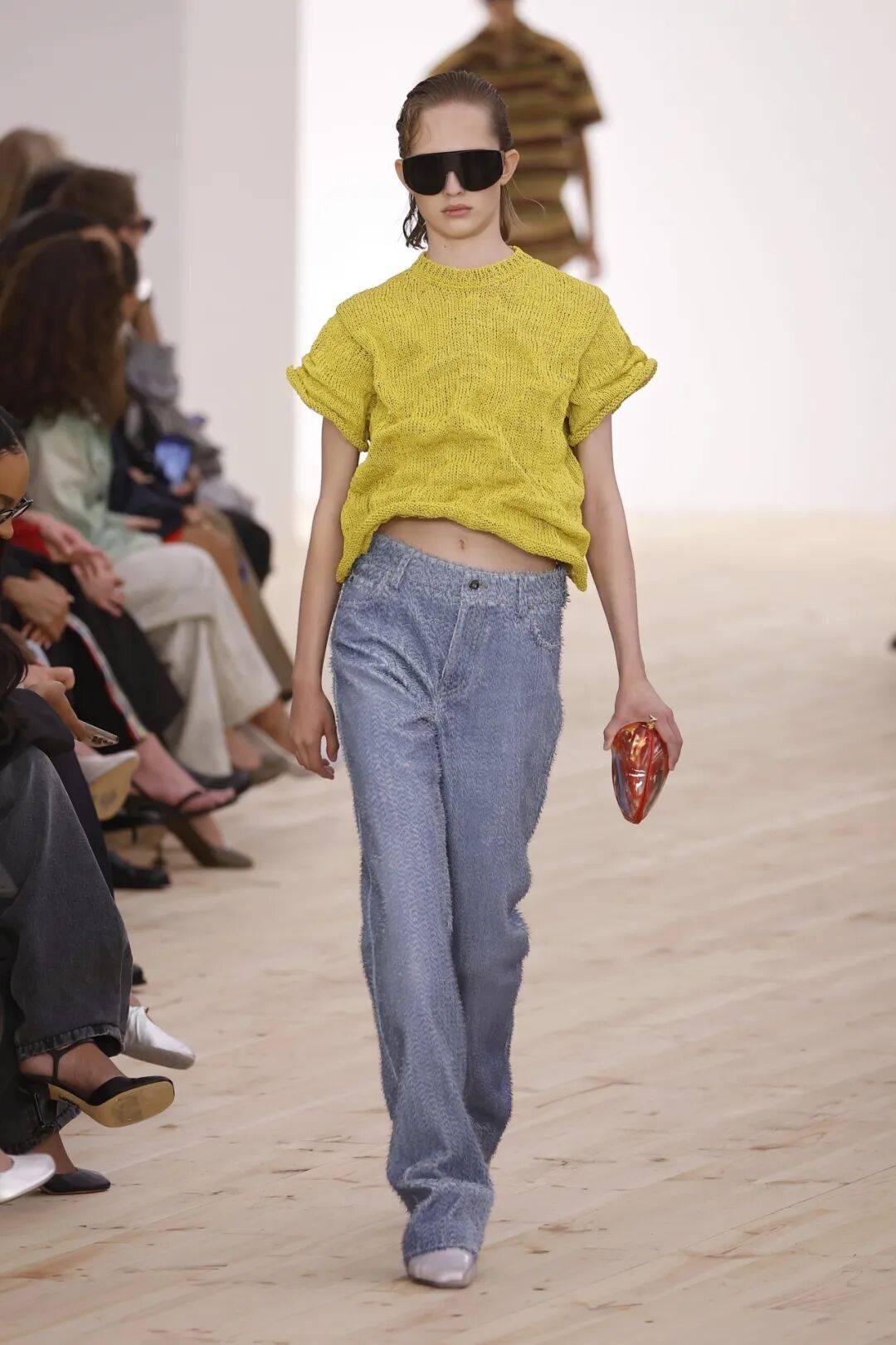 LOEWE新设计师首秀爆了<strong></p>
<p>币仑</strong>，新配色太撩人！