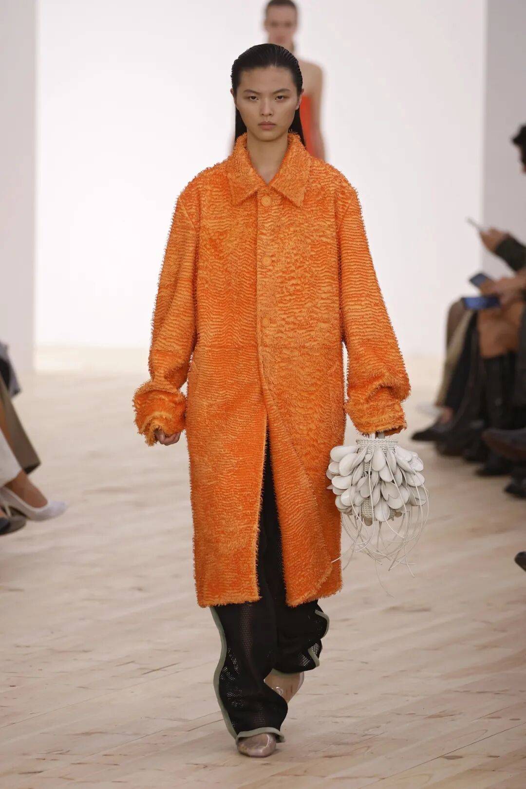 LOEWE新设计师首秀爆了<strong></p>
<p>币仑</strong>，新配色太撩人！