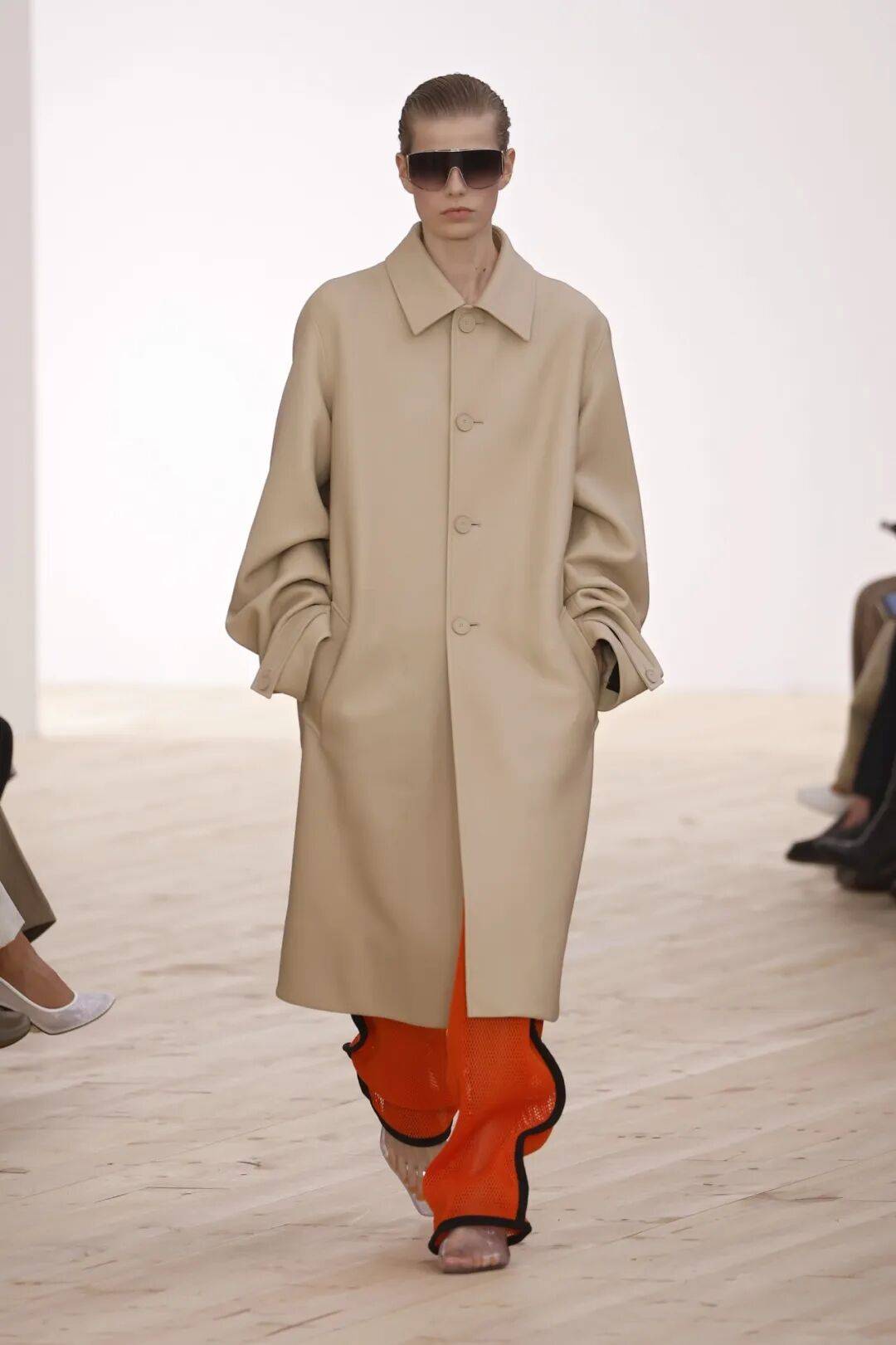 LOEWE新设计师首秀爆了<strong></p>
<p>币仑</strong>，新配色太撩人！