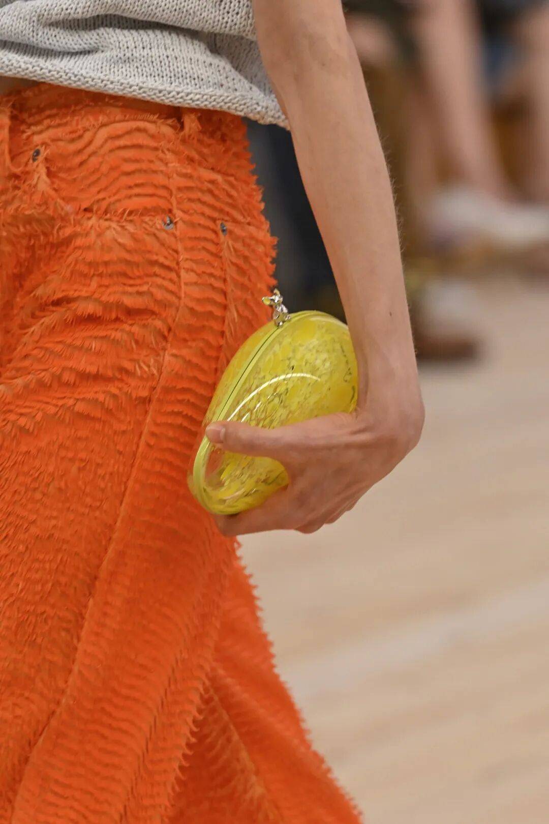 LOEWE新设计师首秀爆了<strong></p>
<p>币仑</strong>，新配色太撩人！