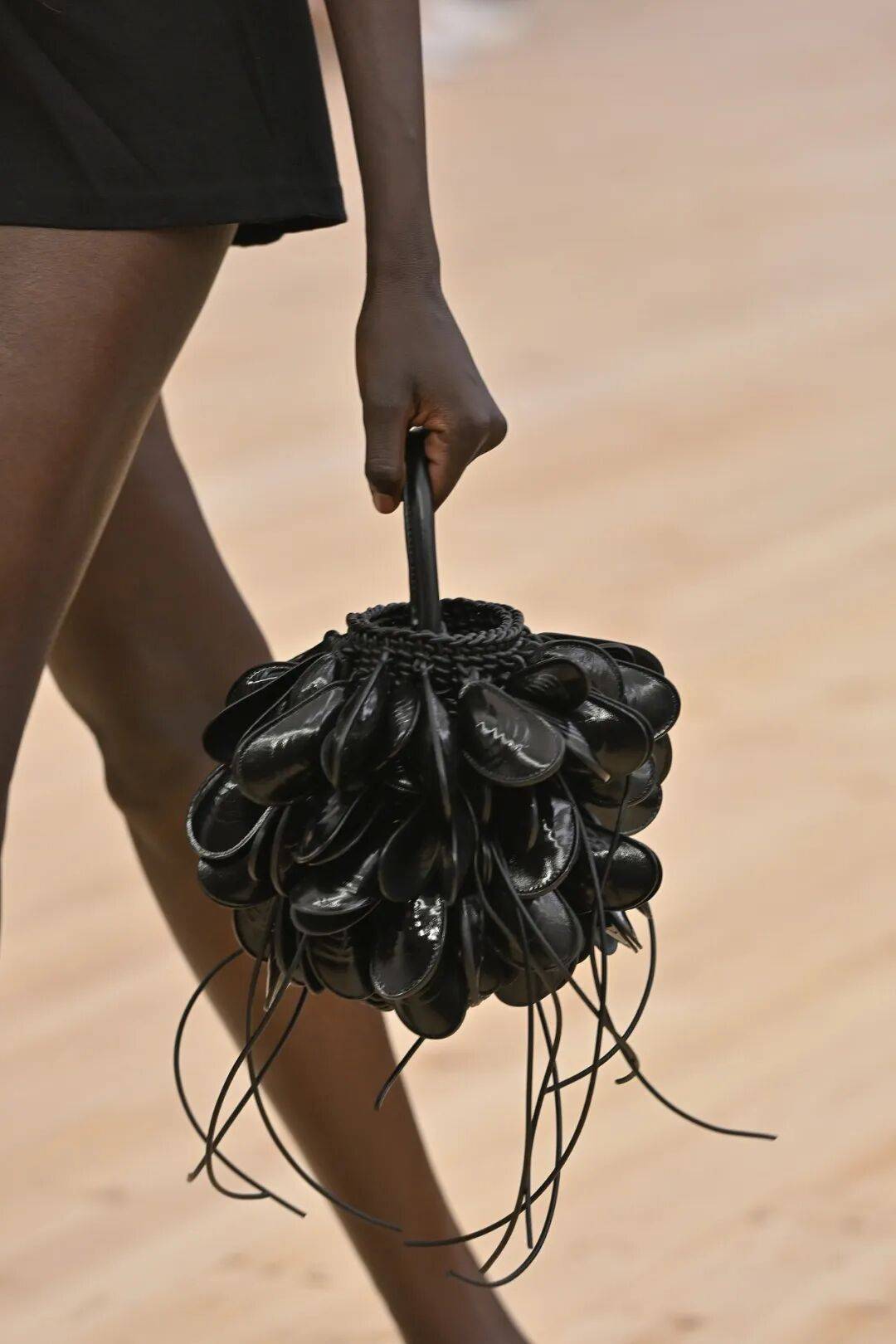 LOEWE新设计师首秀爆了<strong></p>
<p>币仑</strong>，新配色太撩人！