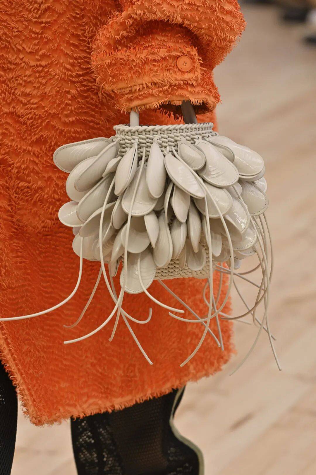 LOEWE新设计师首秀爆了<strong></p>
<p>币仑</strong>，新配色太撩人！