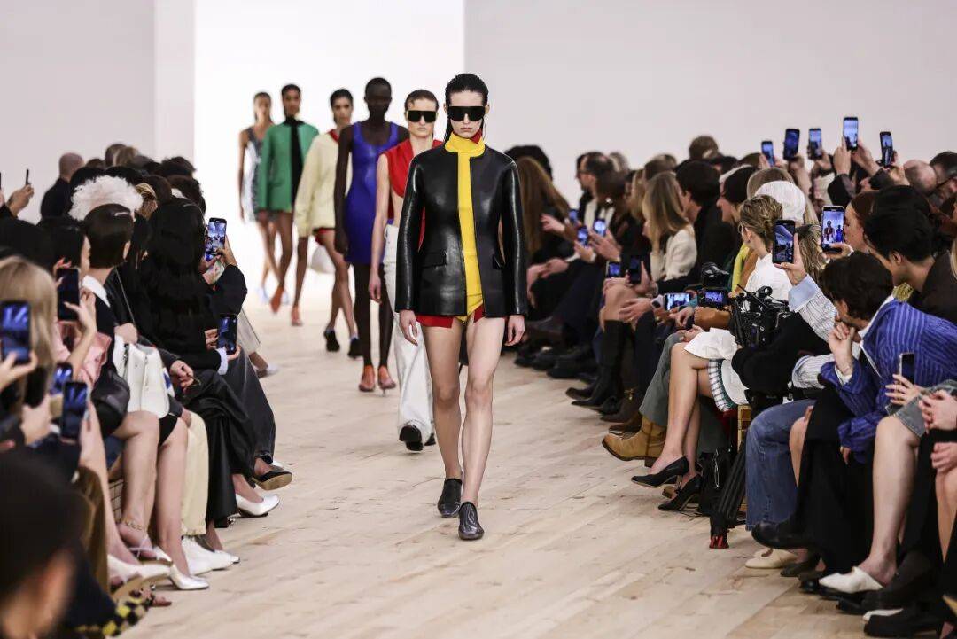 LOEWE新设计师首秀爆了<strong></p>
<p>币仑</strong>，新配色太撩人！