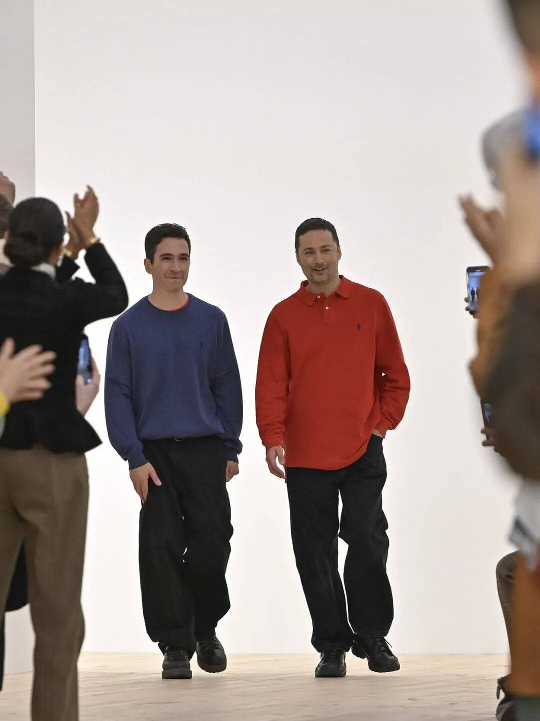 LOEWE新设计师首秀爆了<strong></p>
<p>币仑</strong>，新配色太撩人！