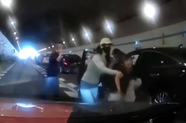 广州一隧道内发生车祸 <strong></p>
<p>币仑</strong>，10岁男孩为救母亲跪地拦车求救，母亲脱险后发声：想不到孩子那么勇敢