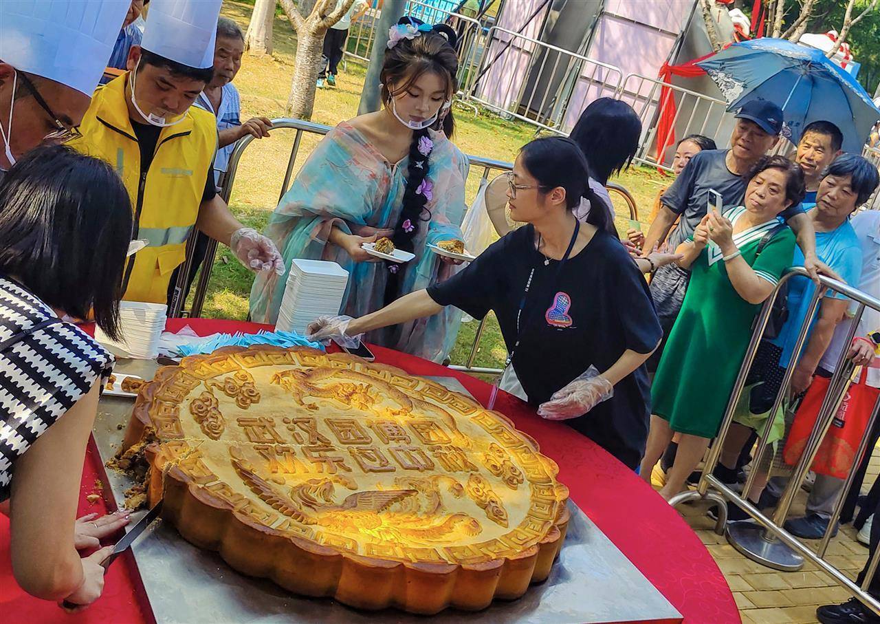 重388斤<strong></p>
<p>莱克币</strong>！500人排队挑战超级大月饼