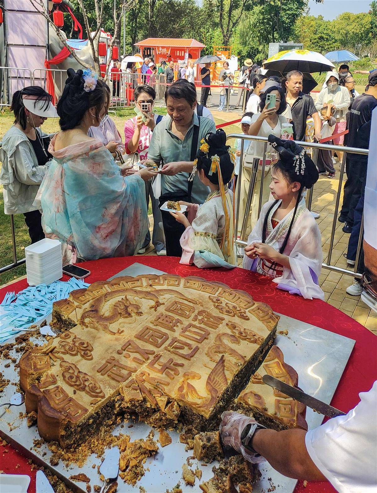 重388斤<strong></p>
<p>莱克币</strong>！500人排队挑战超级大月饼