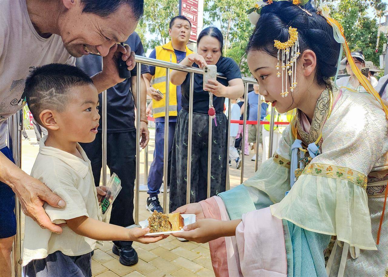 重388斤<strong></p>
<p>莱克币</strong>！500人排队挑战超级大月饼