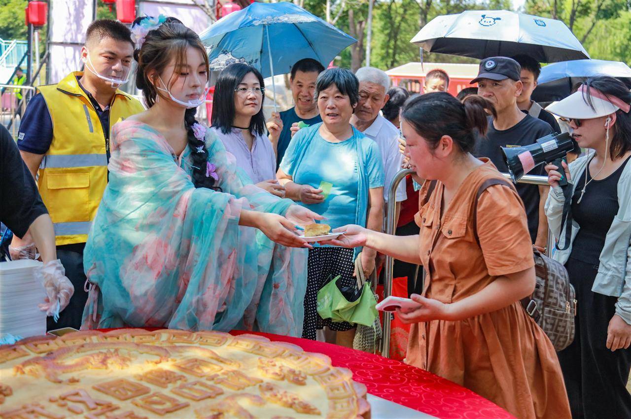 重388斤<strong></p>
<p>莱克币</strong>！500人排队挑战超级大月饼