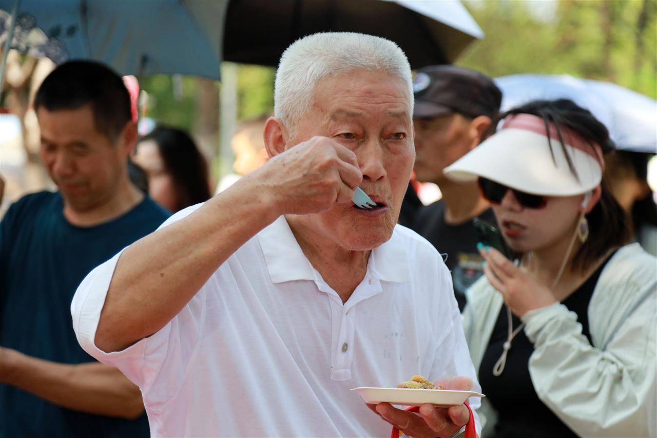 重388斤<strong></p>
<p>莱克币</strong>！500人排队挑战超级大月饼