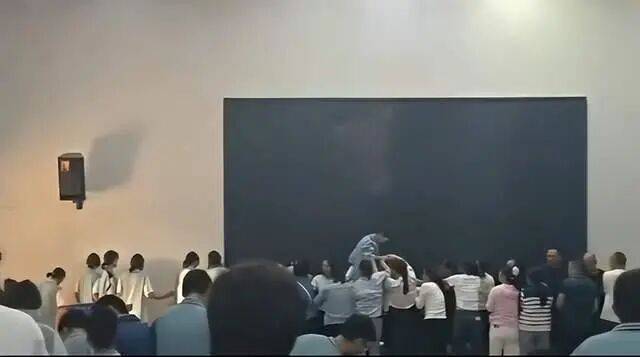 家长们跪成一排，学生蒙眼从背上踩过？教育局回应河南一中学举办活动引热议：正调查处理