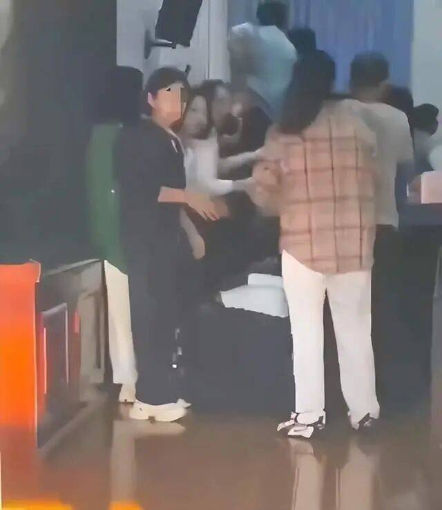 家长们跪成一排<strong></p>
<p>莱克币</strong>，学生蒙眼从背上踩过？教育局回应河南一中学举办活动引热议：正调查处理