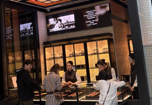 金价创历史新高！北京黄金消费“量价齐飞”<strong></p>
<p>莱克币</strong>，年轻人买金饰当“理财”，买涨不买跌成共识｜华夏双节观察