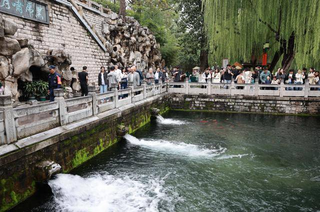 秋色满城 历下有约丨护城河畔美出圈<strong></p>
<p>莱克币</strong>！解锁历下限定秋日浪漫