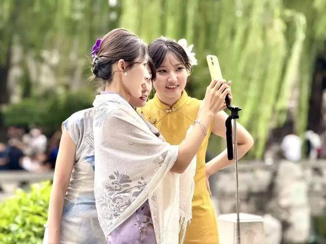 秋色满城 历下有约丨护城河畔美出圈<strong></p>
<p>莱克币</strong>！解锁历下限定秋日浪漫