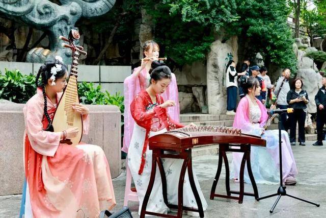 秋色满城 历下有约丨护城河畔美出圈<strong></p>
<p>莱克币</strong>！解锁历下限定秋日浪漫