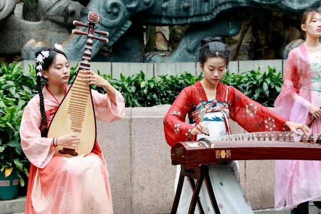 秋色满城 历下有约丨护城河畔美出圈<strong></p>
<p>莱克币</strong>！解锁历下限定秋日浪漫