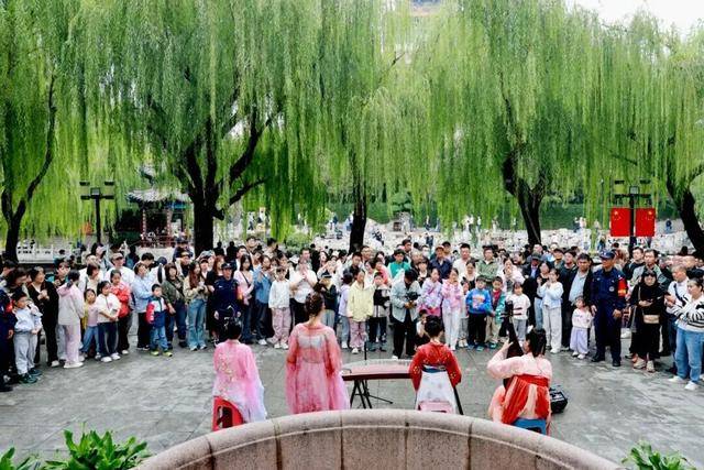 秋色满城 历下有约丨护城河畔美出圈<strong></p>
<p>莱克币</strong>！解锁历下限定秋日浪漫