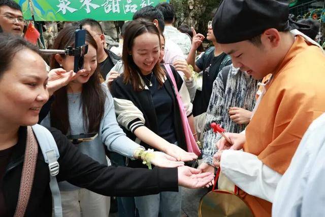 秋色满城 历下有约丨护城河畔美出圈<strong></p>
<p>莱克币</strong>！解锁历下限定秋日浪漫