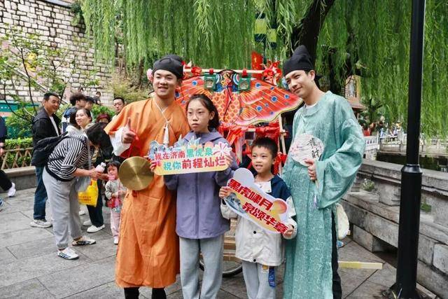 秋色满城 历下有约丨护城河畔美出圈<strong></p>
<p>莱克币</strong>！解锁历下限定秋日浪漫