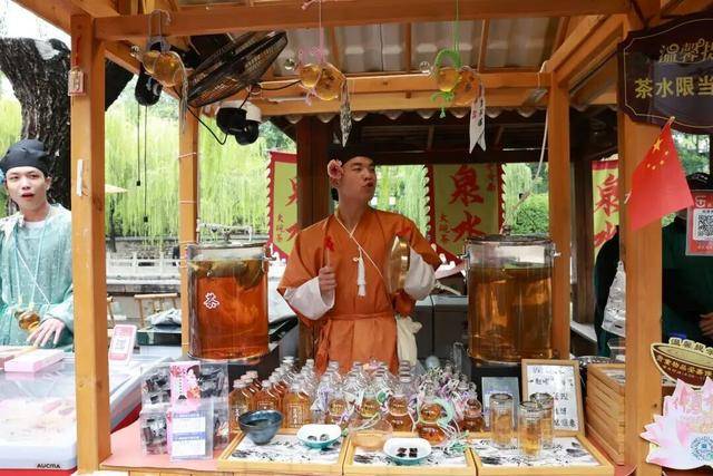 秋色满城 历下有约丨护城河畔美出圈<strong></p>
<p>莱克币</strong>！解锁历下限定秋日浪漫