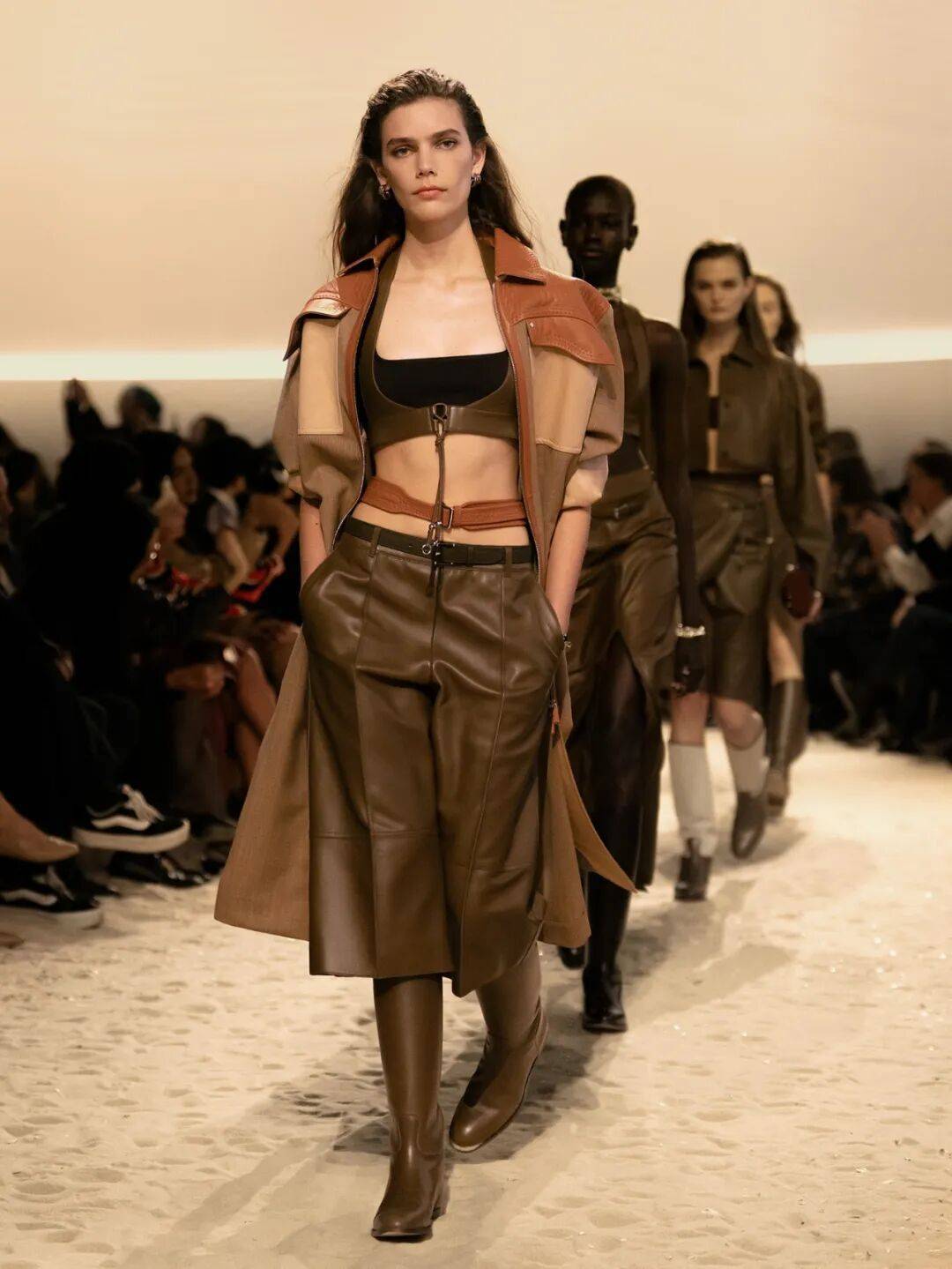 Hermès的女骑士<strong></p>
<p>莱克币</strong>,在沙滩上自由驰骋