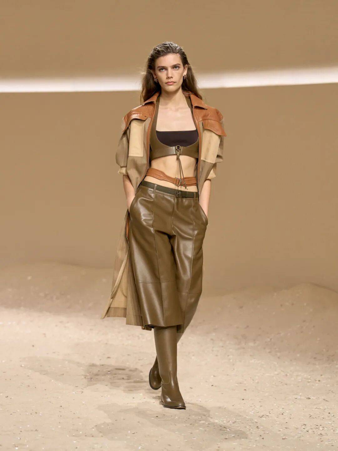 Hermès的女骑士<strong></p>
<p>莱克币</strong>,在沙滩上自由驰骋