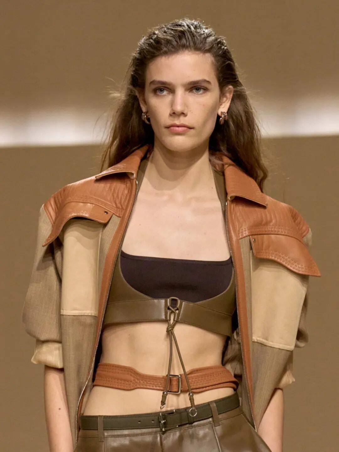 Hermès的女骑士<strong></p>
<p>莱克币</strong>,在沙滩上自由驰骋