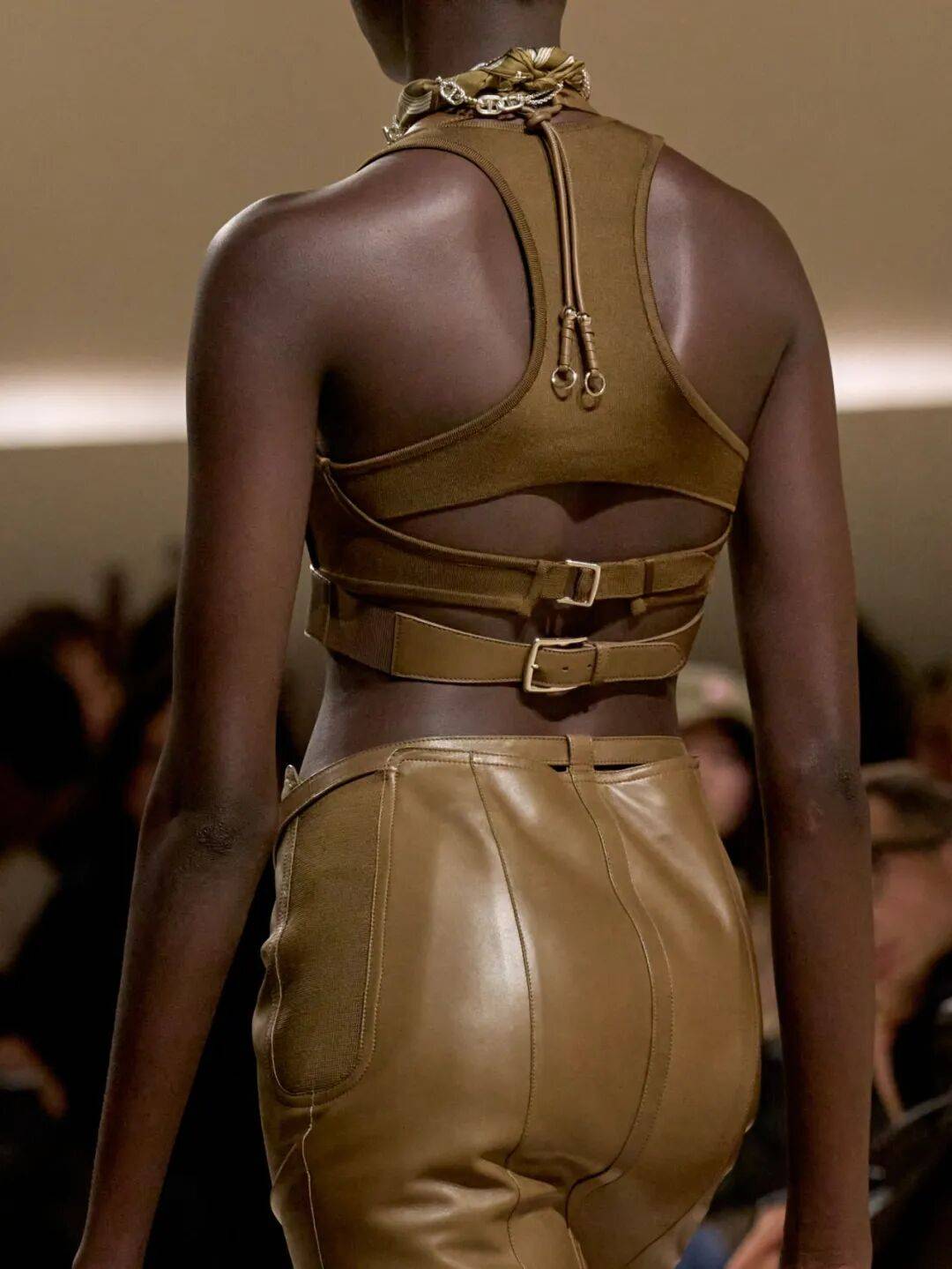 Hermès的女骑士<strong></p>
<p>莱克币</strong>,在沙滩上自由驰骋