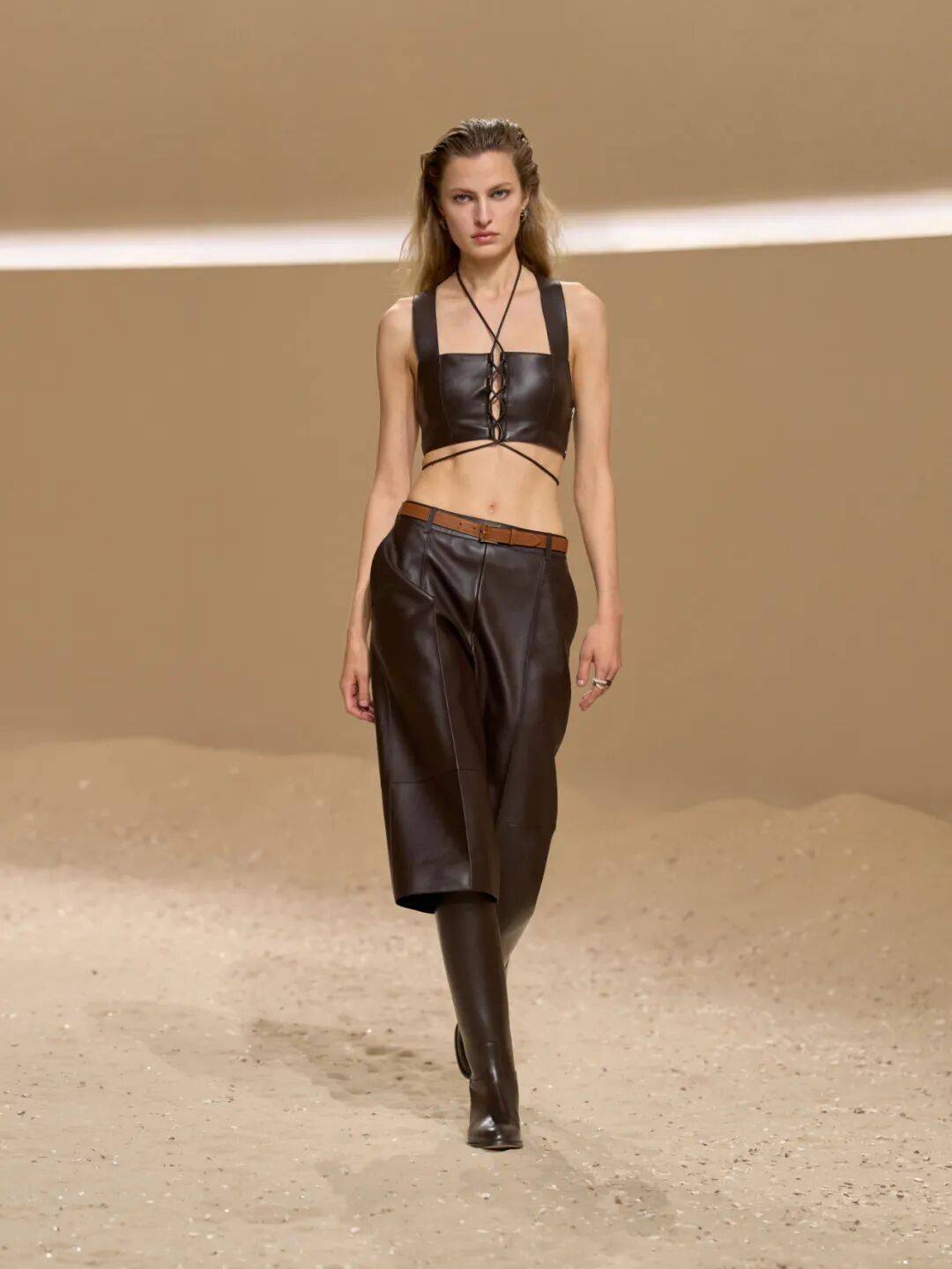 Hermès的女骑士<strong></p>
<p>莱克币</strong>,在沙滩上自由驰骋