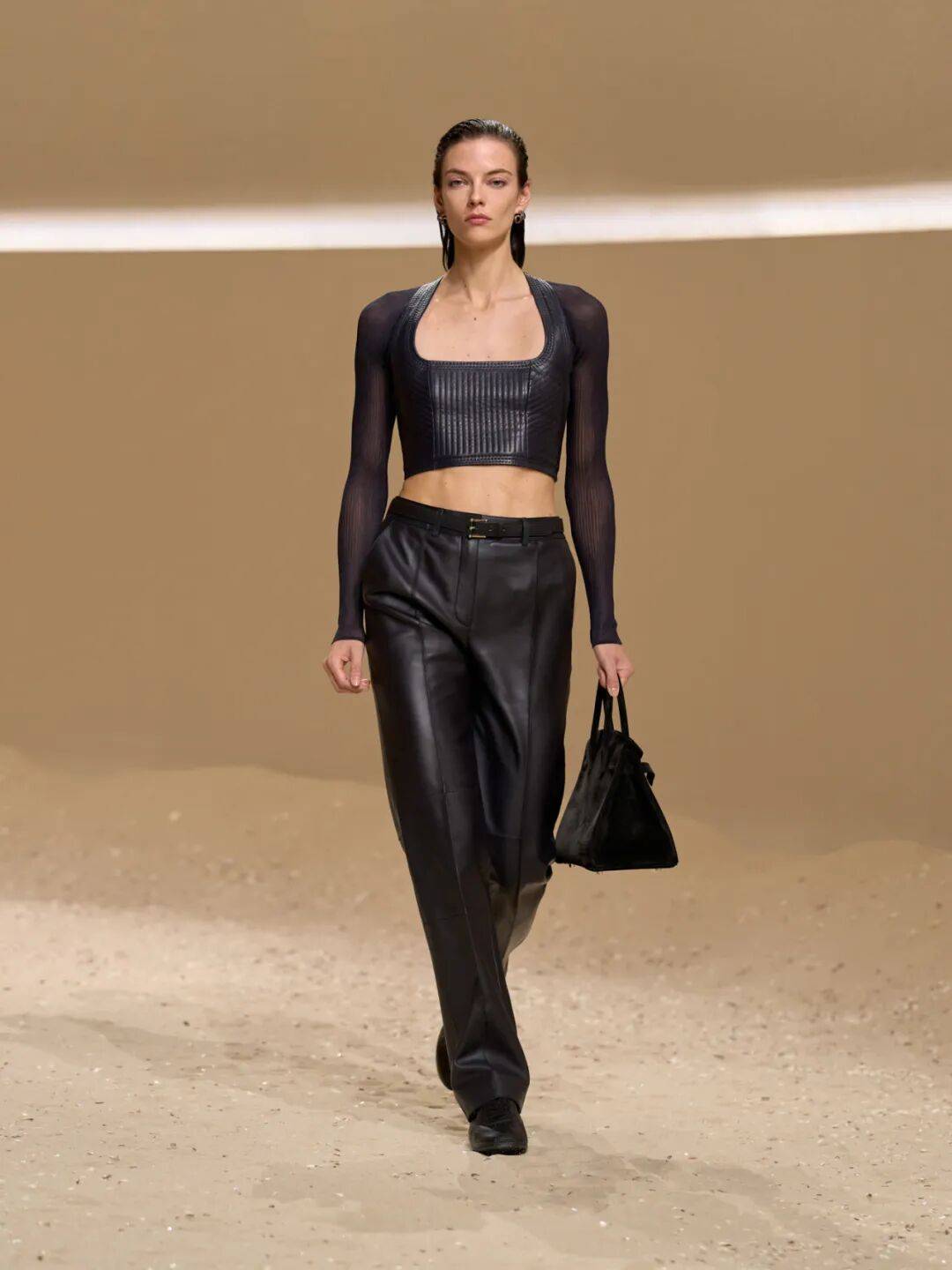 Hermès的女骑士<strong></p>
<p>莱克币</strong>,在沙滩上自由驰骋