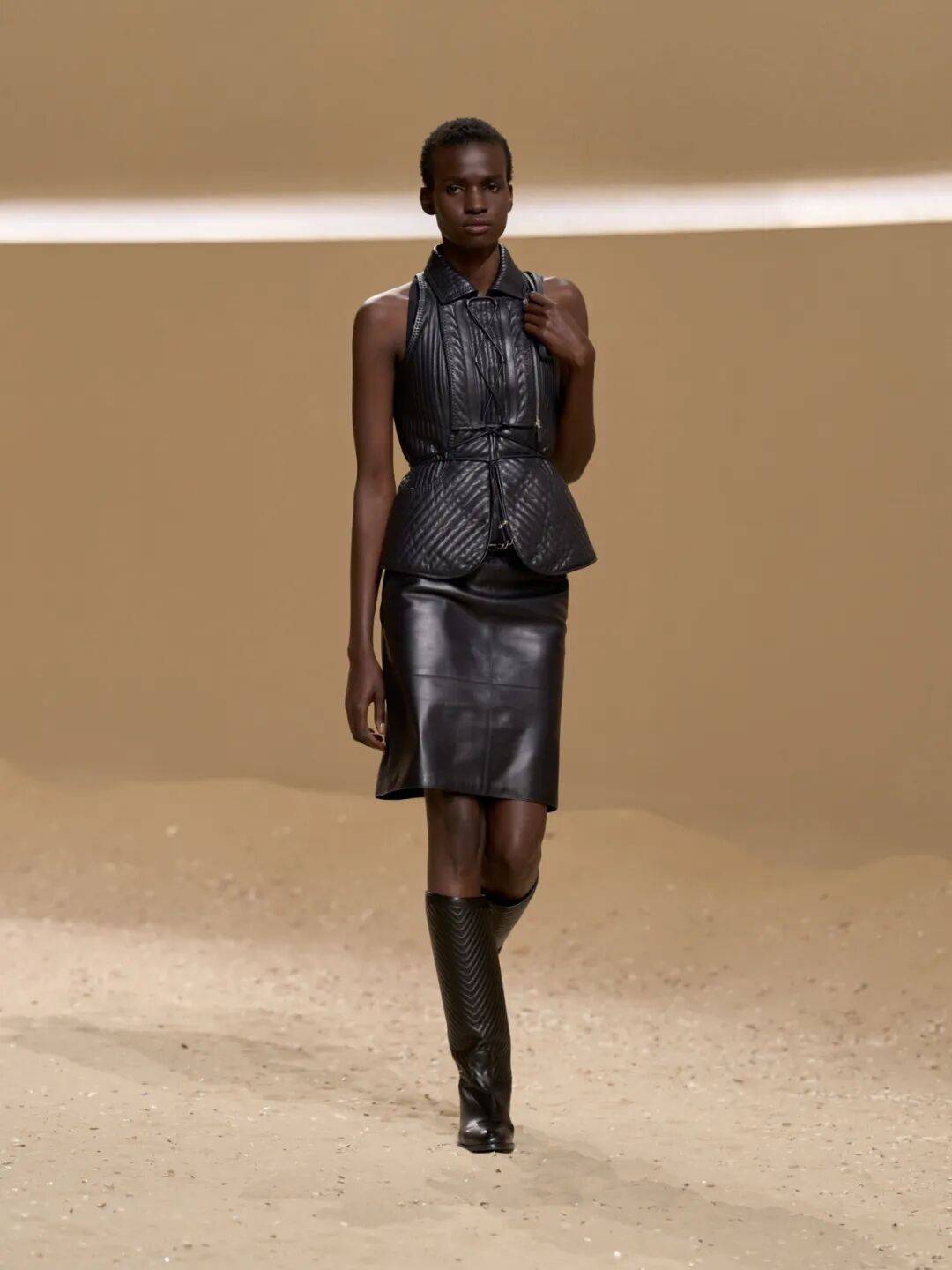 Hermès的女骑士<strong></p>
<p>莱克币</strong>,在沙滩上自由驰骋