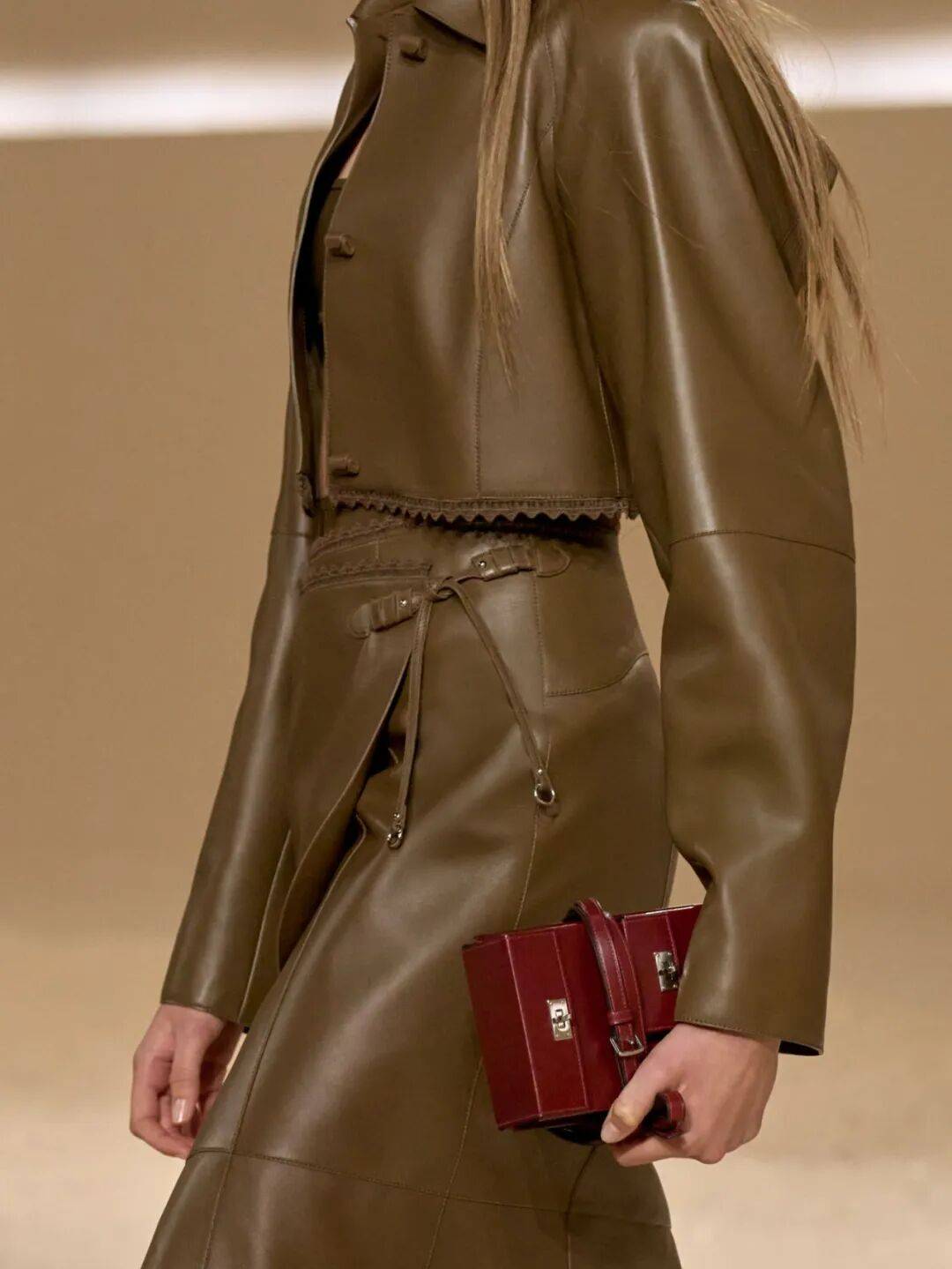 Hermès的女骑士<strong></p>
<p>莱克币</strong>,在沙滩上自由驰骋